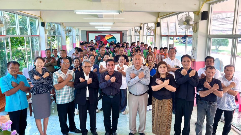 วันที่ 2 กันยายน 2569 องค์การบริหารส่วนตำบลโพนโก โดยนายสุรินทร์ ตรองจิตต์ นายกองค์การบริหารส่วนตำบลโพนโก พร้อมคณะบริหาร และนางบุบผชาติ สุจินพรัหม ปลัดองค์การบริหารส่วนตำบลโพนโก ได้จัดโครงการเยาวชนร่วมใจต้านภัยยาเสพติด ประจำปีงบประมาณ พ.ศ.256 โดย ว่าที่ร้อยโทสกุล แสนมั่น นายอำเภอสนม เป็นประธานเปิดในพิธี เพื่อป้องกัน เสริมสร้างภูมิคุ้มกัน เสริมสร้างทักษะ ไม่ให้เด็กและเยาวชนเข้าไปเกี่ยวข้องกับยาเสพติด โดยวิทยากรจากสถานีตำรวจภูธรอำเภอสนม และ ผู้กำกับการตำรวจตระเวนชายแดนที่ 2 ให้แก่ นักเรียนโรงเรียนโรงเรียนบ้านเป้า และ นักเรียนโรงเรียนบ้านโนนเเปือย ณ ห้องประชุมโรงเรียนบ้านเป้า